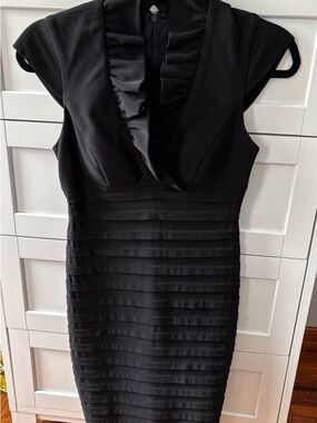 New! Elegant Black Cap-Sleeve Ruffled V-Neck Dress size 4P